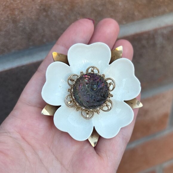 Sarah Coventry White Dogwood Enameled Metal Flower Watermelon Stone Brooch - Picture 4 of 6